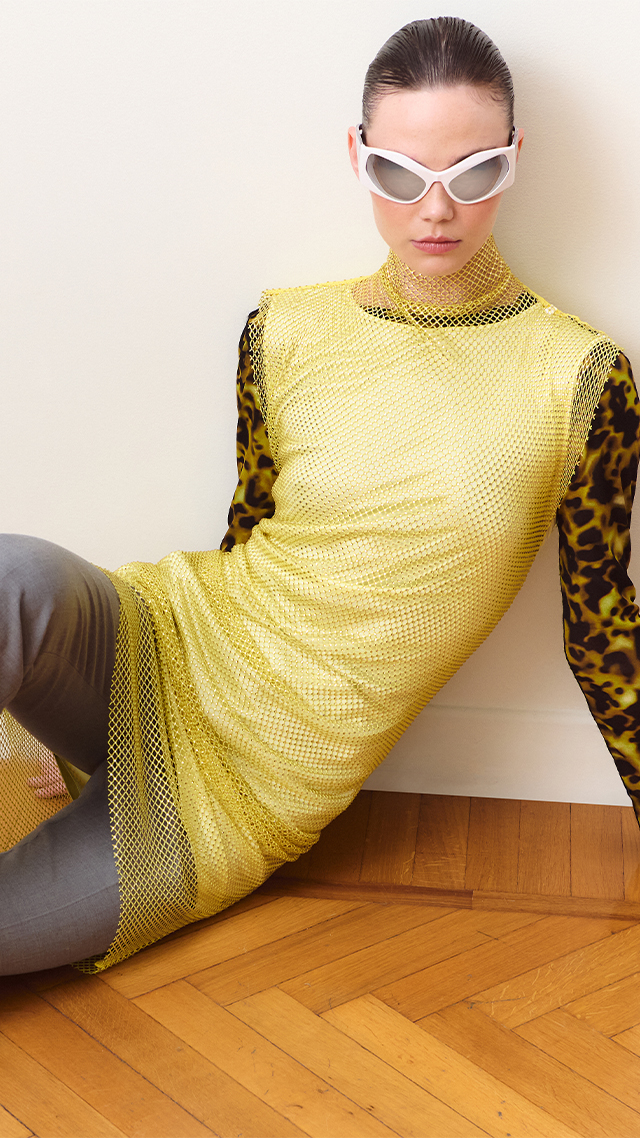 Ärmelloses Kleid mit Strassbesatz